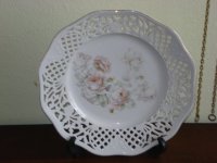 Porselein bewerkt bord met rozen