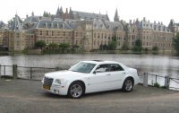 Exclusieve parelmoer witte Chrysler 300C trouwauto