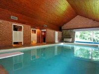 Villa met binnenzwembad en sauna nabij