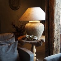 Twee stenen vintage landelijke kruik- tafel-lampen