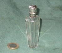 Antiek parfumflesje met zilveren dop en
