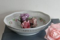 Brocante schaal met roze bloemetjes en