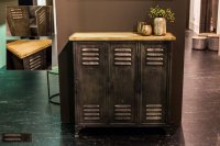 Metalen kabinetkast met houten bovenplank -