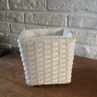 Witte gevlochten pot/mandje met plastieken binnenkant
