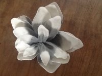 Grijs/witte kunststof bloem