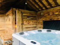 Luxe verblijf jacuzzi en houtgestookte sauna