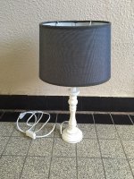 Lamp op witte houten voet