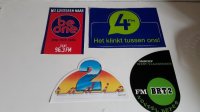 Radiozenders op 24 vintage stickers