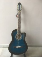 Nieuwe blauwe klassieke gitaar met equalizer