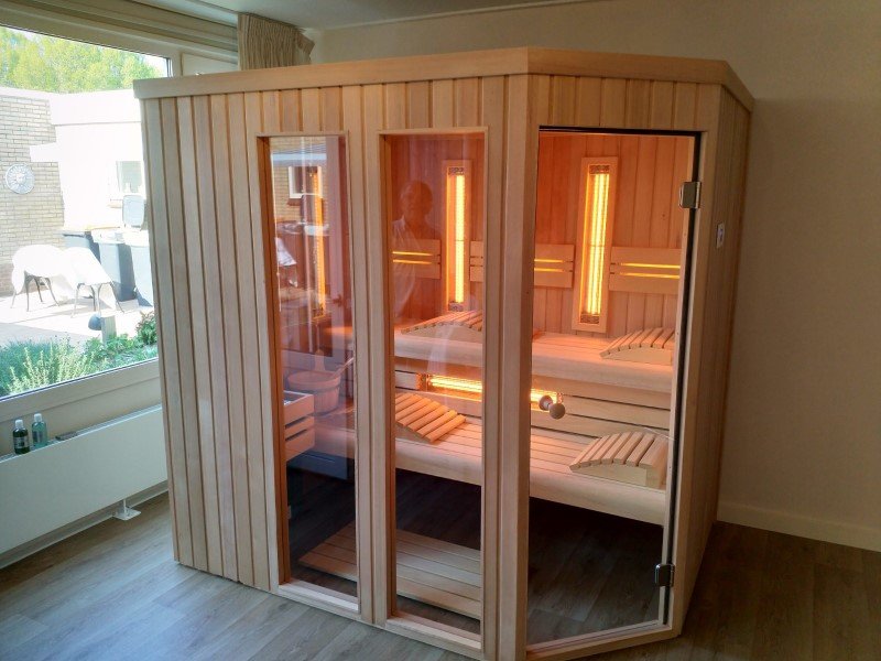 De eigenaar Onze onderneming Slapen Luxe Finse Sauna Met Infrarood te Koop Aangeboden op Tweedehands.net