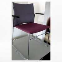 Design stoel paars/roze gestoffeerd met armleggers