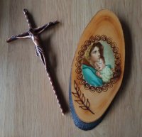 Bronskleurig kruisbeeld en religieuze afbeelding op