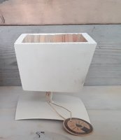 Wit houten bakje met metalen poot