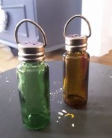 Kleine flesjes van gekleurd glas met