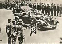 Hitler  in grote gepantserde paradewagen