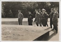 Hitler,Goring  ect ,bij gedenkteken, veldpost