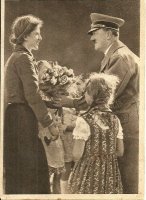 Adolf H ontvangt bloemen van vrouw