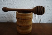 Handgedraaide houten honinglepel met uit-drup-potje 