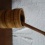 Handgedraaide houten honinglepel met uit-drup-potje  (2)
