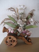 Decoratie houten kanon versiert met bloemen