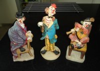 Te koop drie aardewerk clowntjes van