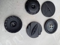 5 bijzondere antieke zwarte knopen, €