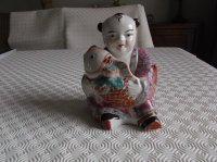 Chinees beeldje- kind met vis(koi)