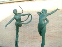 Bronzen sculpturen dansend naakte vrouwen 2,30