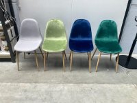 (89) Nieuwe stoelen in velours in