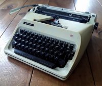 Vintage typemachine van Scheidegger met bijbehorende