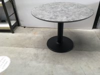 (39) NIEUWE ronde tafels in beton