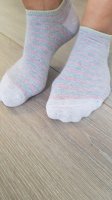 Jonge meid verkoopt gedragen sokken (maat