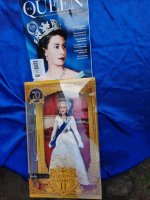 Elizabeth II Barbie van Mattel Platina