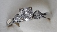 Aangeboden: VINTAGE zeer mooie Klasieke 1950 wit-gouden 3-Diamanten ring- 14 K wit goud maat 6.75. met zeer mooie zeer heldere Diamanten ( z n.o.t.k.