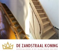 Zandstralen van houten trap en balken