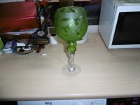 Antiek vaas groen glas op voet,
