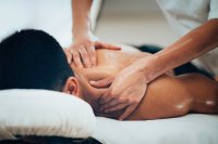 Gedipl erv sportmasseur geeft diverse massages.