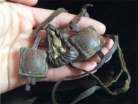 Oud Tibetaans bronzen amulet in leer