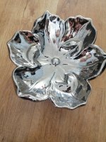 Zilverkleurige schaal in vorm van bloem