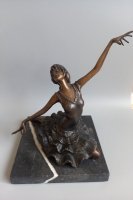 Prachtig beeld van bronzen ballerina op