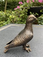Dierenbeeld van een gietijzeren duif bronskleurig