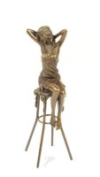 Beeld van een Dame op barkruk-brons-beeld