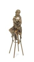 Een bronzen beeld , topless dame