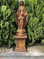 Tuinbeeld met sokkel , Heilige Maria