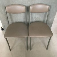 2 stoelen met zachte zitting -