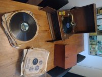 Antieke platenspeler, grammofoon + kist met