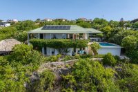 Private villa overlooking the ocean -
