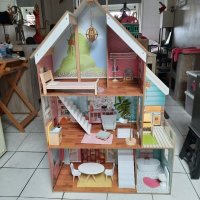 Houten poppenhuis met houten meubelen