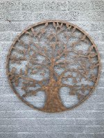 Een metalen wandornament de boom van