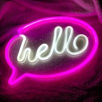 Neon led \'Hello\' op plexiglas met